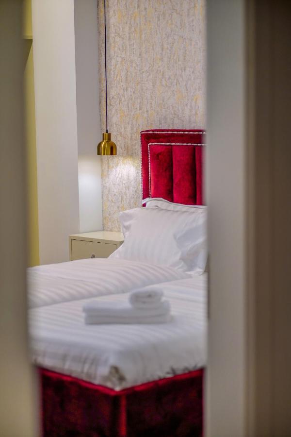 Hotel Capital *